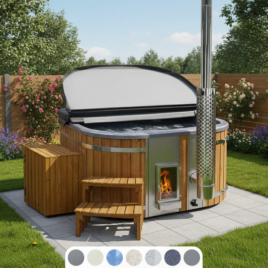 Quadratischer Hot Tub mit integriertem Verta-Ofen, geöffneter isolierter Abdeckung, Holztreppe und seitlicher Filterbox im Garten