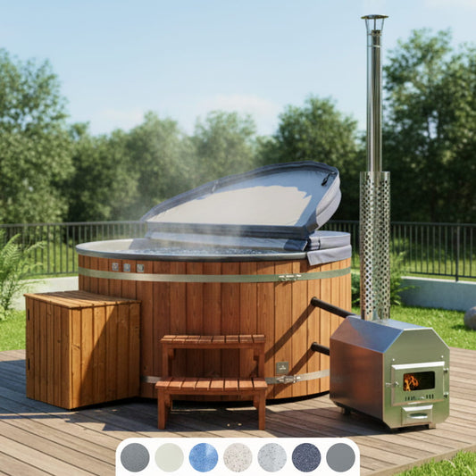 Runder Hot Tub mit externem Edelstahlofen, geöffnetem Deckel und Holztreppe auf einer Terrasse