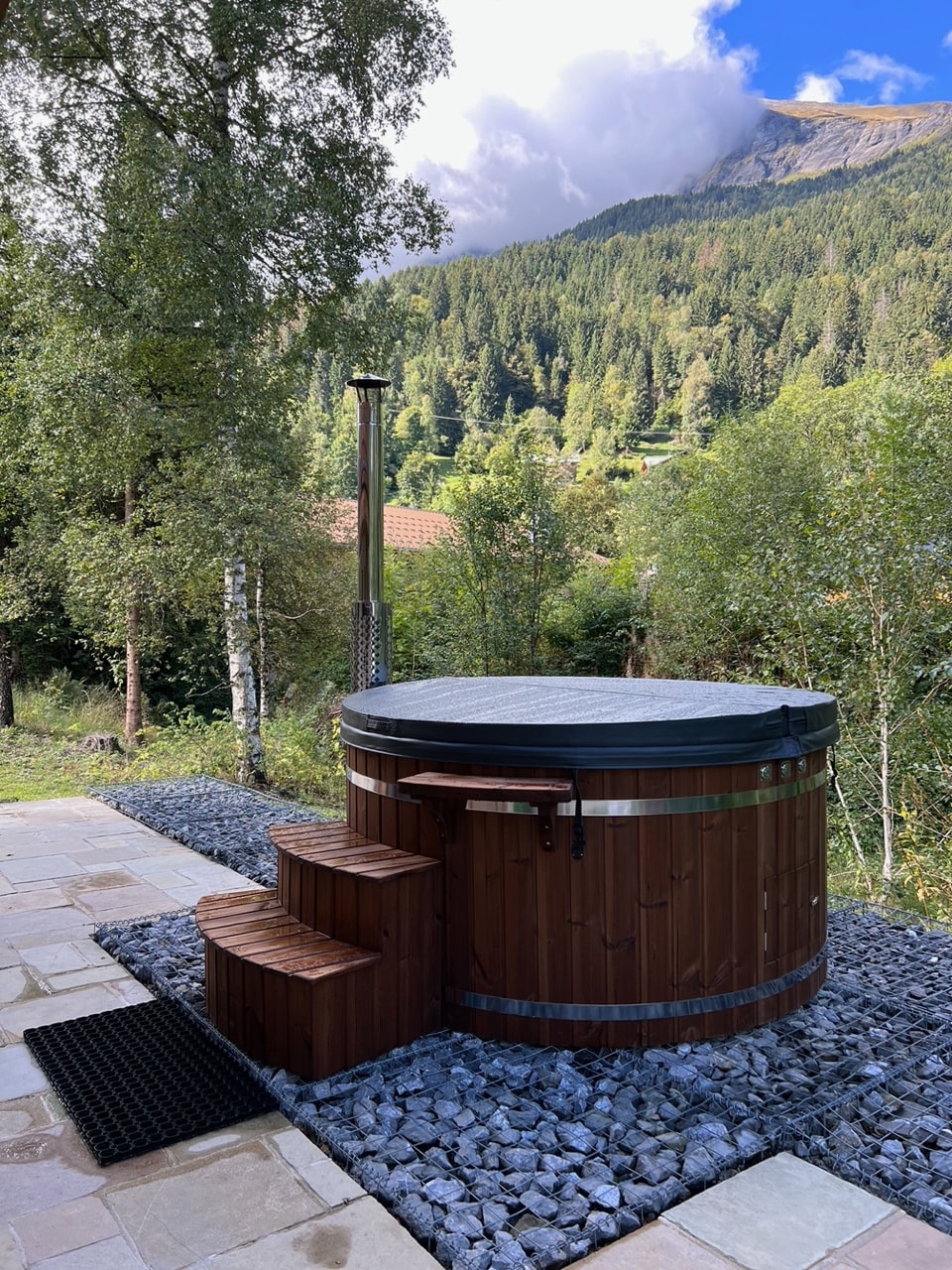 Gardenvity hot tub im deutschen Hinterhof mit Bergblick.