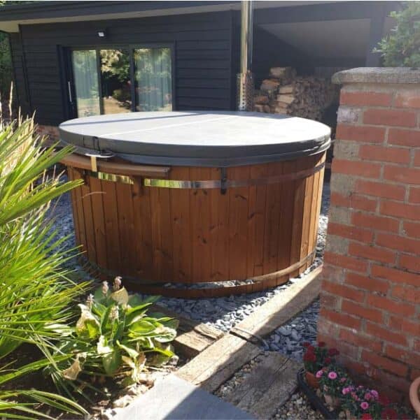 Kundenfoto mit einem holzbefeuerten Hot Tub von Gardenvity, der sehr schnell heizt