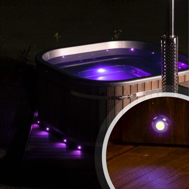 Ein Hot Tub, der mit lila LEDs von außen und innen leuchtet