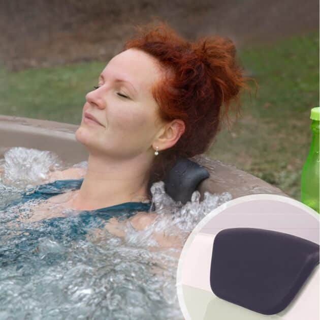 Eine Frau, die sich in einem Hot Tub entspannt und sich auf eine gepolsterte Kopfstütze lehnt